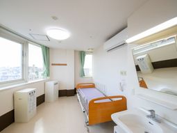 明るい居室の様子