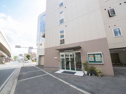 建物のエントランス外観