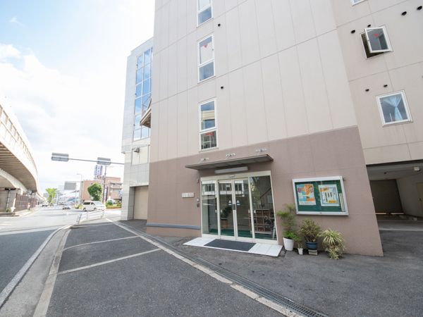 建物のエントランス外観