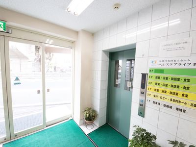 エントランスの明るい空間