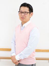 スタッフが立つ廊下