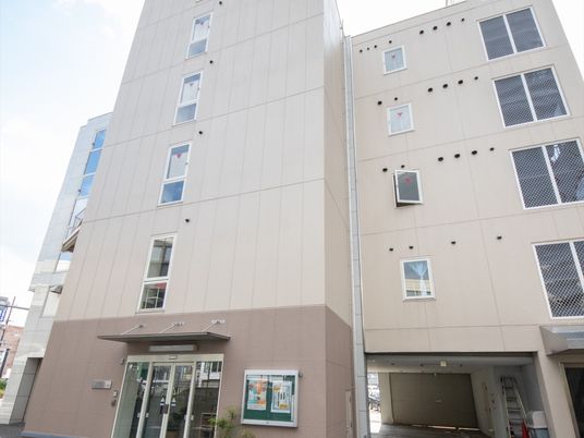 都会の中の明るい建物