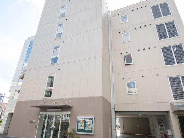 都会の中の明るい建物