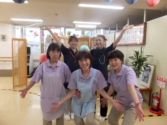 笑顔のスタッフ集合ロビー  