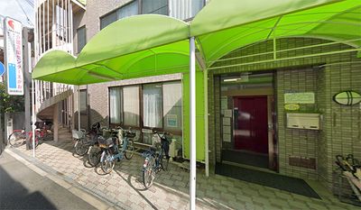 緑の屋根の建物外観