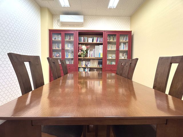 多目的室の明るい空間 図書会議室 落ち着いた色合いの多目的室です。訓練やレクリエーションに使用される広々としたテーブルが設置されています。