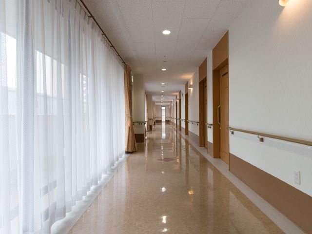 明るい通路 廊下 広々とした廊下は、ゆったりとした歩行空間を提供しており、明るく清潔な環境が保たれています。手すりが整備され、歩行に不安のある方でも安心して移動できる配慮がされています。