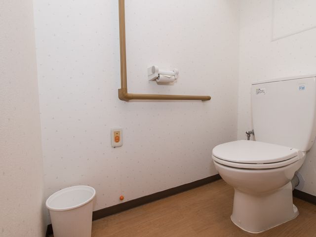 バリアフリートイレの様子 トイレ 手すり付きで安全性を考慮されたトイレスペースです。緊急呼び出しボタンが設置され、安心してお使いいただけます。