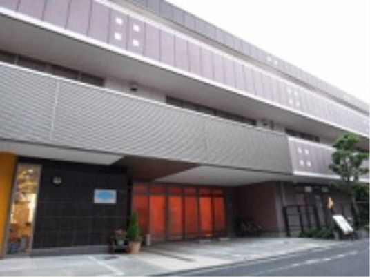 モダンな建物のエントランス