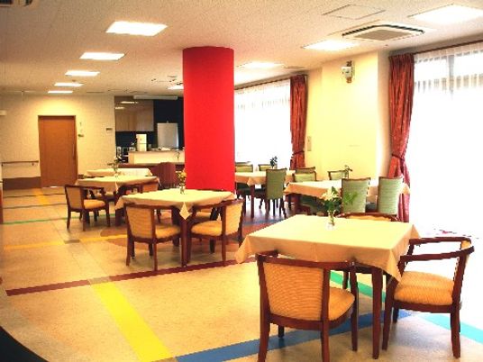 広々とした明るい食堂