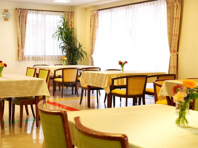 広々とした明るい食堂 食堂 ゆったりとした食堂で心地よい食事の時間を過ごすことができます。窓からの自然光が心地よい雰囲気を演出し、くつろぎの空間を提供しています。