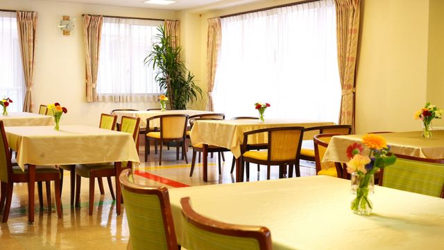広々とした明るい食堂 食堂 ゆったりとした食堂で心地よい食事の時間を過ごすことができます。窓からの自然光が心地よい雰囲気を演出し、くつろぎの空間を提供しています。