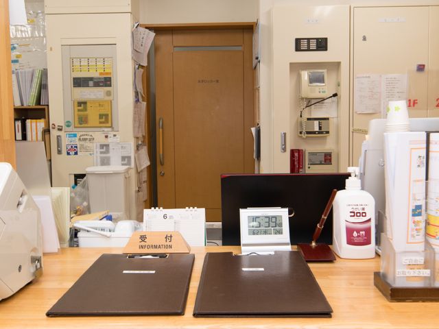 受付と案内表示の施設エントランス 受付 整理されたエントランスの受付は、訪れる方々への丁寧な対応が伺えます。インフォメーションには見やすい表示がされており、安心できる環境が整っています。