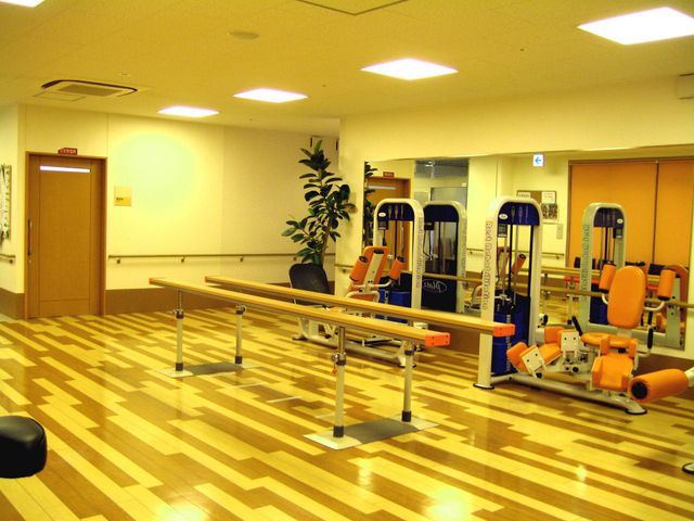 機能訓練機器と座席 機能訓練室 快適にご自身のペースでトレーニングが行える設備が整ったスペースです。健康維持に役立てていただけます。