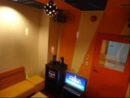 オレンジの壁のリビング