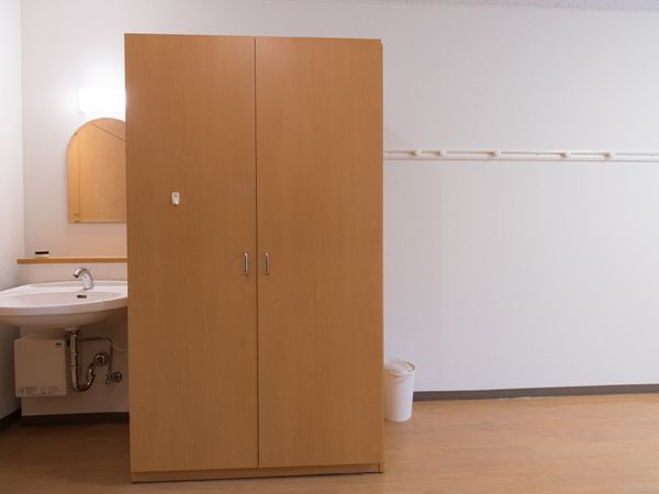 洗面台とクローゼットのある部屋