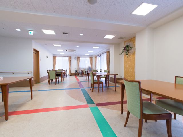 広々とした明るい食堂 共有スペース ゆったりと配置されたテーブルセットが並ぶ食堂は、ご利用者様が集う心地よい空間を提供しています。明るく開放的な設計で、こころも体もリフレッシュできるでしょう。