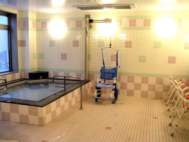 バリアフリーの浴室 大浴場 清潔感のある浴室には、利用者の安全を考慮した機器が設置されています。快適で安心なバスタイムをサポートする環境が整っています。
