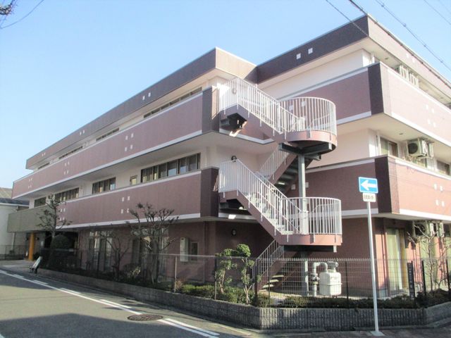 モダンな建物のエントランス 外観 広々とした入り口は、訪れる人を暖かく迎える設計です。スタッフとしても、快適な環境で働けることでしょう。