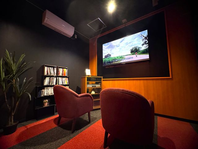 プロジェクター映画の上映室 シアタールーム ゆったりとした空間で映画鑑賞ができるシアタールームです。仕事の合間にリラックスタイムを過ごせます。