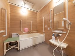 バリアフリー設計の浴室