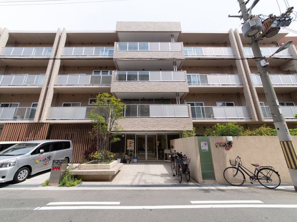 明るい建物のエントランス