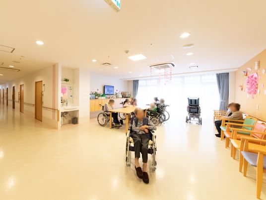 広々とした明るい廊下