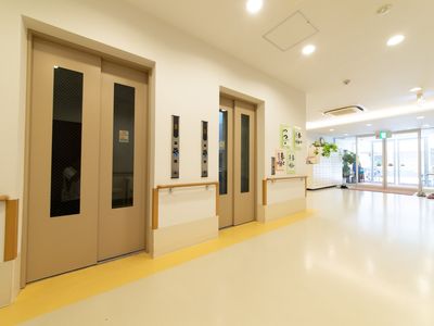 明るい廊下とエレベーター