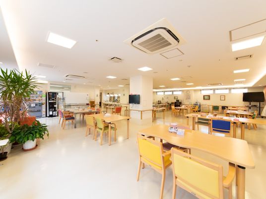 広々とした明るい食堂