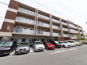 多階層の明るい建物外観