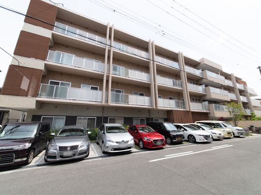 多階層の明るい建物外観