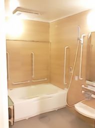 バリアフリーの浴室設備
