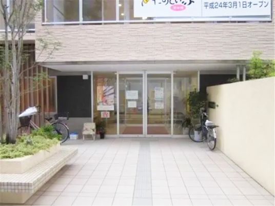 入口付近の明るい外観