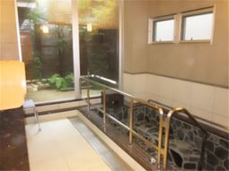 中庭の見える廊下