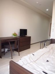 居室の一角とベッド