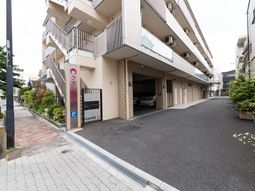 清潔感のある建物エントランス