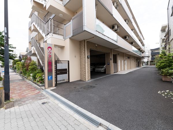 清潔感のある建物エントランス