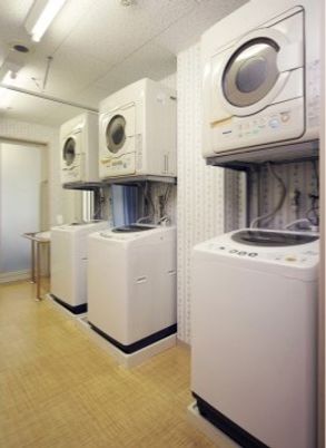 清潔なコインランドリー室