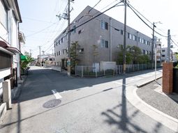 明るい日差しの施設外観