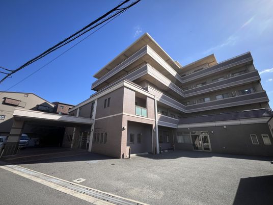 大きな建物の外観