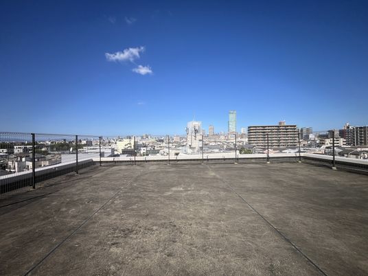 開放感ある屋上の風景