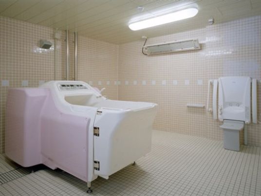 車椅子をご利用の方など、介護が必要な入居者様が快適に入浴することができる、介護タイプの浴槽をご用意している。