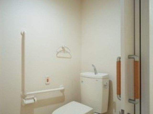 バリアフリートイレの内観 トイレ 手すり付きで安全性を考慮した清潔なトイレスペースです。快適な利用ができるよう配慮された設計となっております。