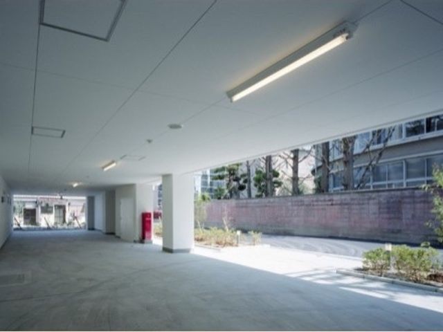 広々とした明るい廊下 駐車場 明るく開放的な空間が広がる通路です。清潔感のあふれる環境で働くことができます。