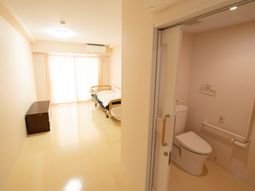 居室のベッドとトイレ