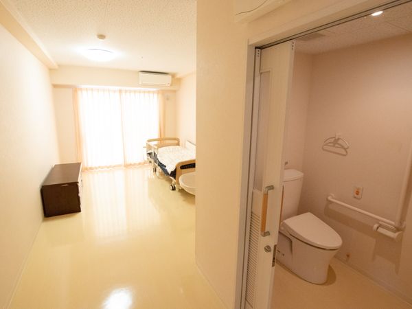 居室のベッドとトイレ