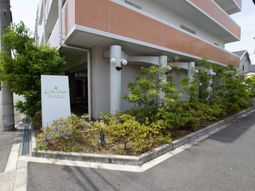 清潔感のある建物エントランス