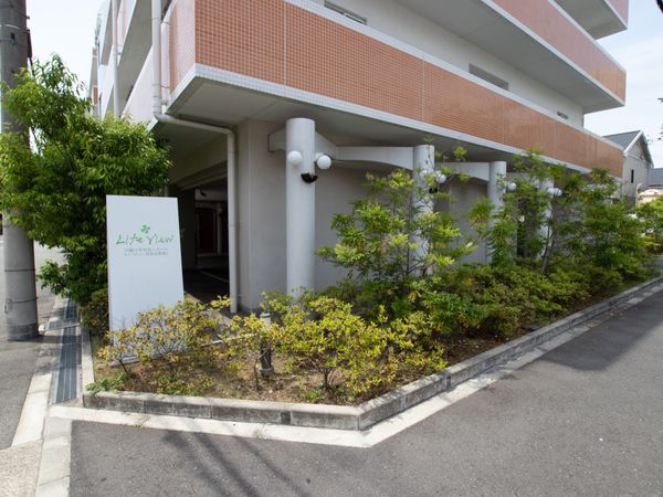 清潔感のある建物エントランス