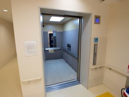 バリアフリー構造のエレベーター