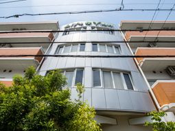 明るい建物の外観